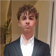 Profesor joven de matemáticas para niños de primaria y la ESO